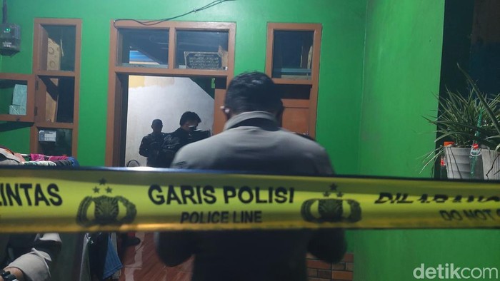 Garis polisi terpasang di rumah bocah SD yang tewas dibunuh.