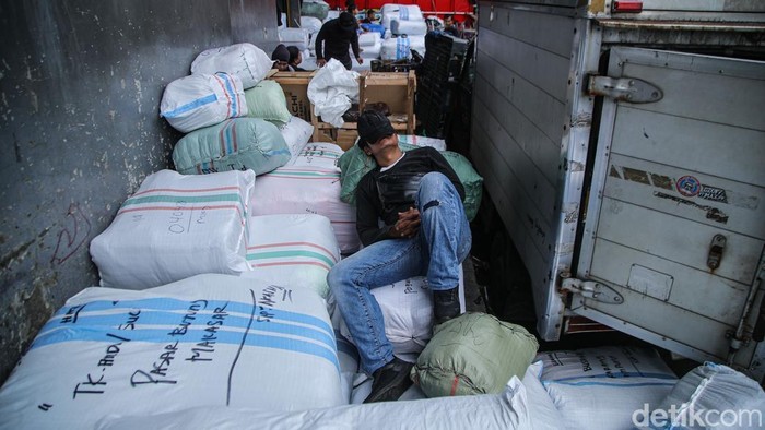 Pekerja memanggul paket karung berisi pakaian yang akan dikirim di Pasar Tanah Abang, Jakarta, Rabu (4/3/2026). 

Bulan ramadan dan menjelang lebaran memberikan berkah tersendiri bagi para penjual pakaian di Pasar Tanah Abang, aktivitas pusat grosir tekstil dan pakaian terbesar se Asia Tenggara itu nampak sibuk.
