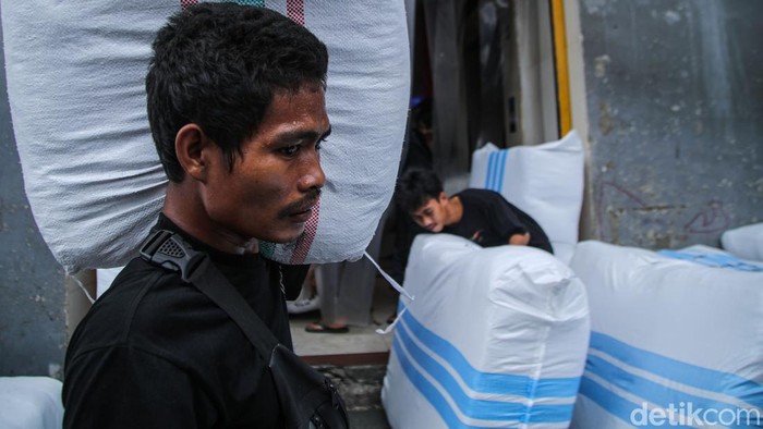 Pekerja memanggul paket karung berisi pakaian yang akan dikirim di Pasar Tanah Abang, Jakarta, Rabu (4/3/2026). 

Bulan ramadan dan menjelang lebaran memberikan berkah tersendiri bagi para penjual pakaian di Pasar Tanah Abang, aktivitas pusat grosir tekstil dan pakaian terbesar se Asia Tenggara itu nampak sibuk.