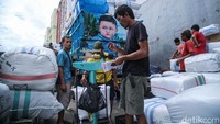 Sebelum diberangkatkan, barang-barang terlebih dahulu ditimbang oleh jasa ekspedisi. Setelah itu, paket disortir berdasarkan kota tujuan untuk memudahkan distribusi. Proses ini berlangsung rutin sejak pagi hingga sore hari demi memastikan pengiriman tepat waktu. 
