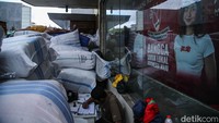 Suasana di pusat grosir tekstil dan pakaian terbesar di Asia Tenggara tersebut tampak lebih sibuk dari biasanya.