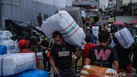 Para pedagang mengaku lonjakan pembelian biasanya mulai terasa sejak awal Ramadan dan terus meningkat hingga mendekati Lebaran. Tidak hanya pembeli langsung yang memadati kios, pesanan dari luar kota melalui agen dan reseller juga ikut mendongkrak volume pengiriman.