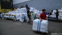 Peningkatan aktivitas ini menjadi berkah tersendiri bagi para pekerja angkut dan jasa ekspedisi. Meski harus bekerja lebih keras, mereka mengaku senang karena permintaan yang tinggi turut menambah pendapatan selama musim ramai tersebut.