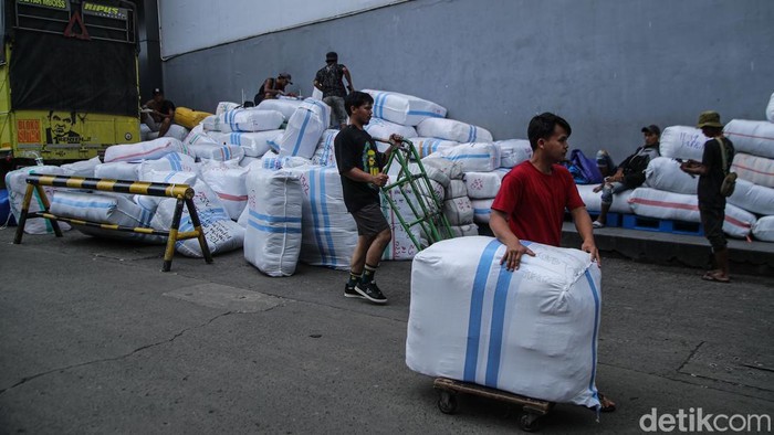 Pekerja memanggul paket karung berisi pakaian yang akan dikirim di Pasar Tanah Abang, Jakarta, Rabu (4/3/2026). 

Bulan ramadan dan menjelang lebaran memberikan berkah tersendiri bagi para penjual pakaian di Pasar Tanah Abang, aktivitas pusat grosir tekstil dan pakaian terbesar se Asia Tenggara itu nampak sibuk.