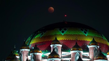 Fase gerhana bulan total terlihat dengan latar Masjid 99 Kubah di Makassar, Sulawesi Selatan, Selasa (3/3/2026) malam. Berdasarkan keterangan BMKG Wilayah IV Makassar, fase awal gerhana dimulai pada pukul 16.42 WITA, kemudian mencapai puncak totalitas pada 19.33 WITA, sebelum berakhir pada pukul 22.24 WITA. ANTARA FOTO/Hasrul Said