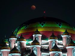 Gerhana Bulan Total Hiasi Langit Makassar, Berlatar Masjid 99 Kubah