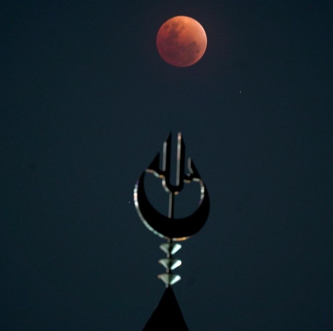 Gerhana Bulan Total Hiasi Langit Makassar, Berlatar Masjid 99 Kubah