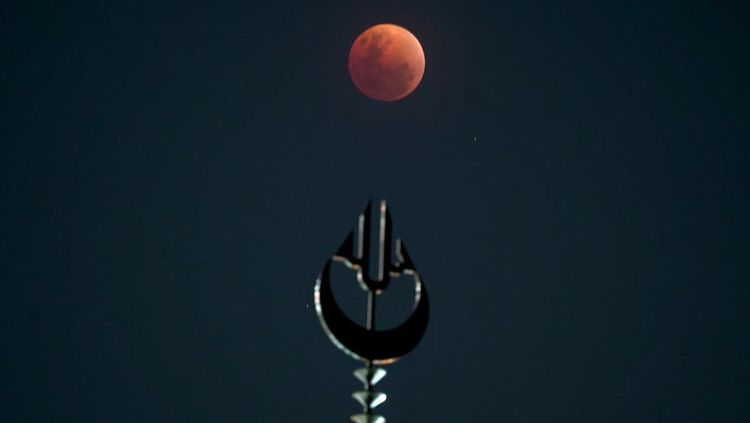 Gerhana Bulan Total Hiasi Langit Makassar, Berlatar Masjid 99 Kubah