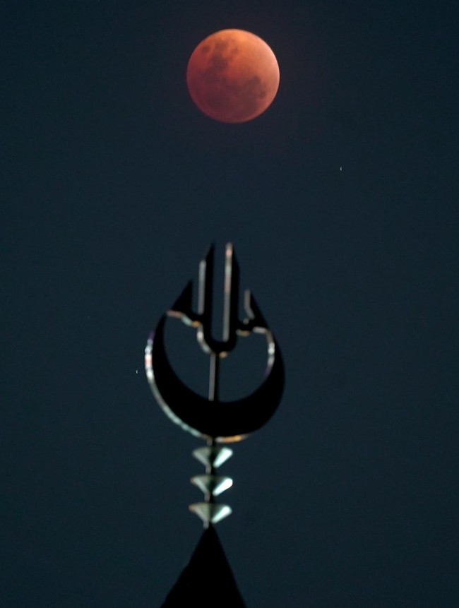 Gerhana Bulan Total Hiasi Langit Makassar, Berlatar Masjid 99 Kubah