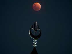 Gerhana Bulan Total Hiasi Langit Makassar, Berlatar Masjid 99 Kubah