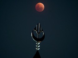 Gerhana Bulan Total Hiasi Langit Makassar, Berlatar Masjid 99 Kubah