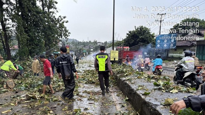 Hujan angin di Batang.
