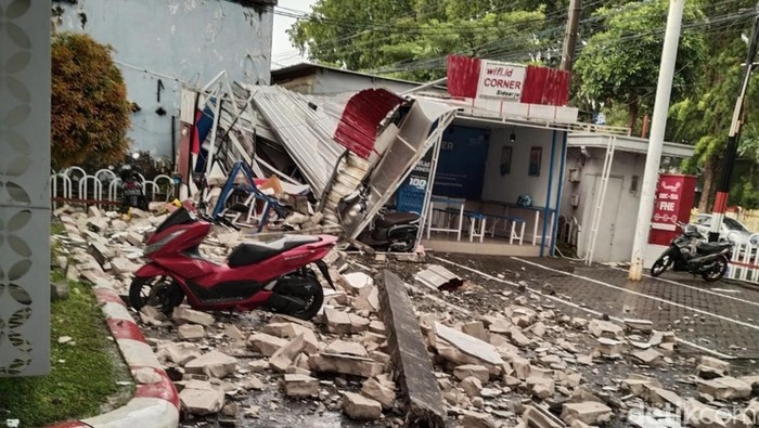Hujan angin terjang Kota Sidoarjo pohon dan tembok roboh