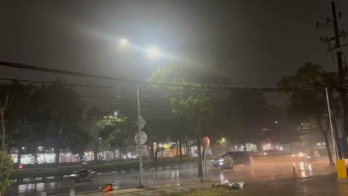 Hujan badai di Jalan A Yani Surabaya