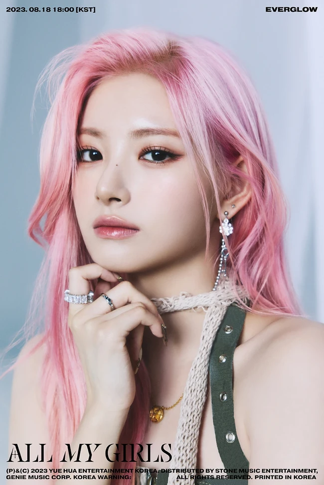 Wang Yiren sempat ikut Produce 48 sebelum akhirnya debut bersama EVERGLOW. Personel asal Cina ini memborong gelar center, visual, sekaligus face of the group. Foto: dok. X