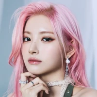 Wang Yiren sempat ikut Produce 48 sebelum akhirnya debut bersama EVERGLOW. Personel asal Cina ini memborong gelar center, visual, sekaligus face of the group. Foto: dok. X