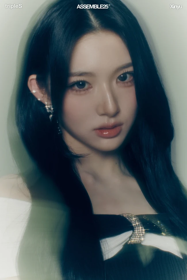 Zhou Xinyu tak kalah cantik dan mencuri perhatian usai debut bersama TripleS. Idol asal Cina ini sempat berpartisipasi di Girls Planet 999 seperti Xiaoting Kep1er. Foto: dok. X