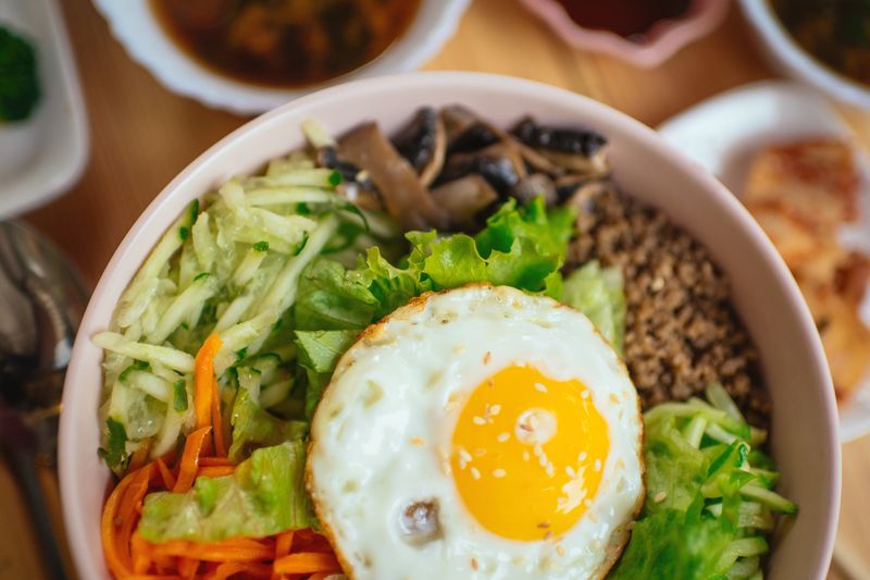 Ilustrasi bibimbap One of the most famous dishes of traditional Korean cuisine - Bi Bim Bap