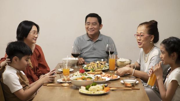 Ilustrasi buka bersama kelurga. Having family dinner together.