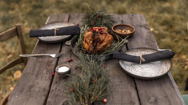 Ilustrasi hidangan di meja kayu. Cooked Turkey on Black Pan on Brown Wooden Table.