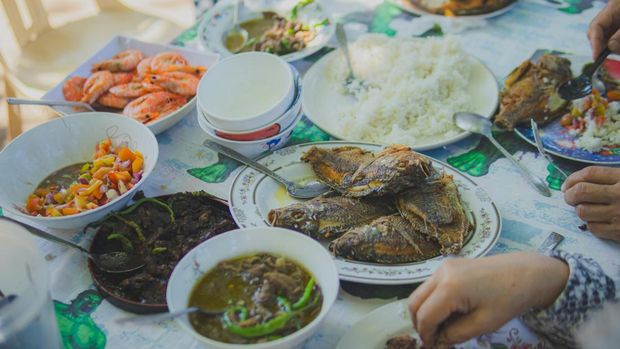 Ilustrasi hidangan seafood. Seafood and Rice on Table