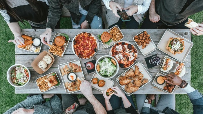 eat together.