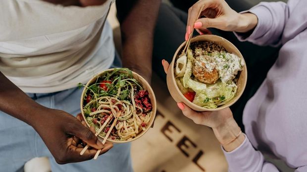 Ilustrasi makan mi dalam mangkok. Man And Woman Eating Healthy Food