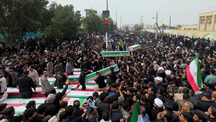 pemakaman para korban setelah serangan Israel terhadap sebuah sekolah, di tengah konflik AS-Israel dengan Iran, di Minab, Iran, 3 Maret 2026. Amirhossein Khorgooei/ISNA/WANA (West Asia News Agency) via REUTERS)