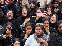 Video: Lautan Hitam di Ardabil, Saat Ribuan Warga Iran Berkabung untuk Khamenei