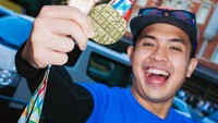 Jerome Polin finish di Tokyo Marathon 2026 dengan catatan waktu 5 jam 46 menit. Ia memamerkan medalinya. (Foto: dok Instagram jeromepolin)