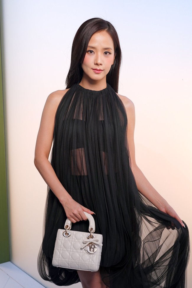 Di sisi lain, penggemar dapat menantikan drama terbaru Jisoo, Boyfriend on Demand yang tayang di Netflix pada 6 Maret 2026. Foto: dok. X