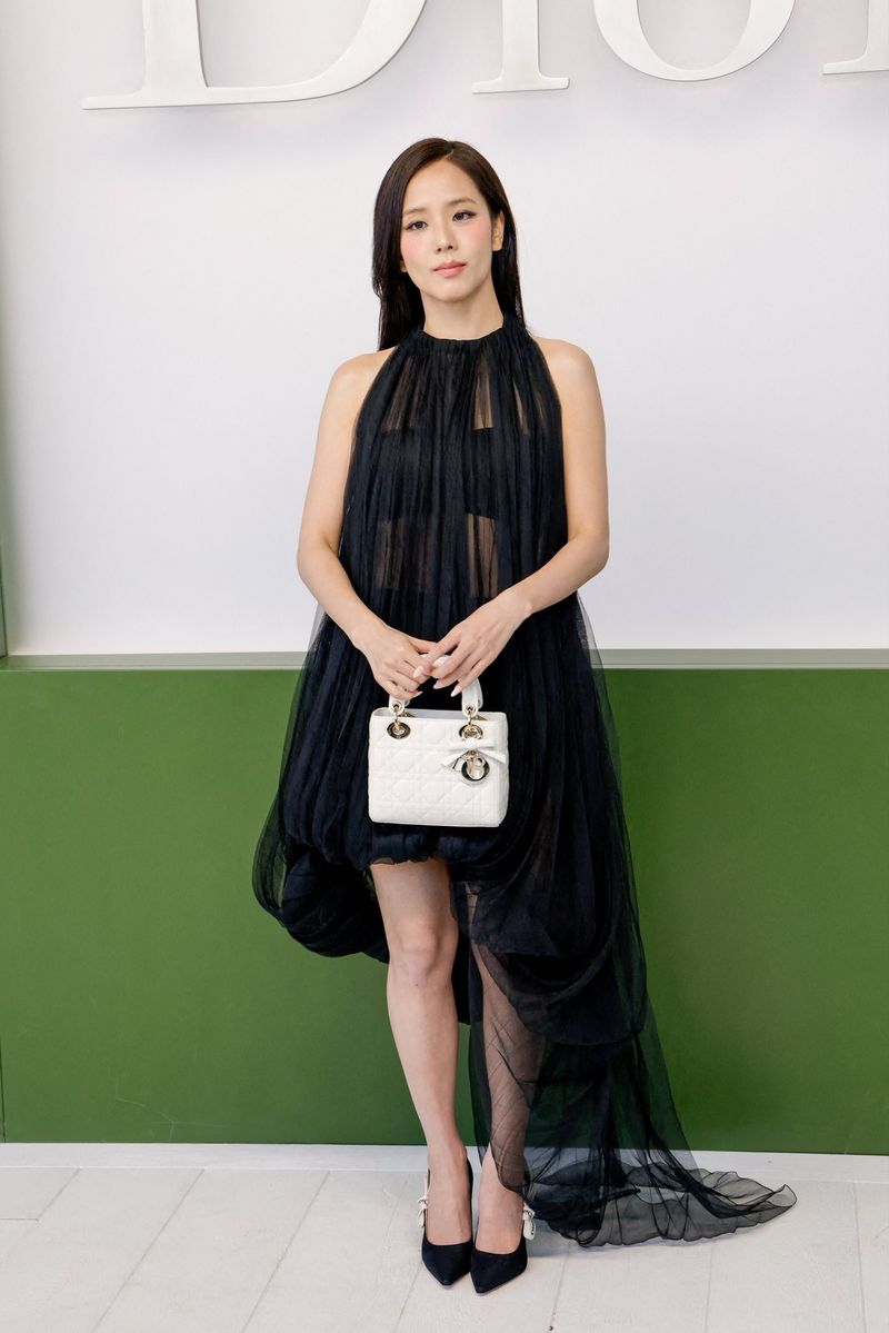 Penampilan Jisoo BLACKPINK di Paris Fashion Week 2026.