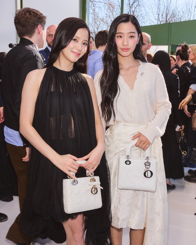 Interaksi Jisoo BLACKPINK dengan sejumlah artis Thailand turut menjadi perbincangan. Termasuk Tu Tontawan, Lingling Kwong, dan Orm Kornnaphat, yang juga hadir sebagai tamu DIOR. Foto: dok. X