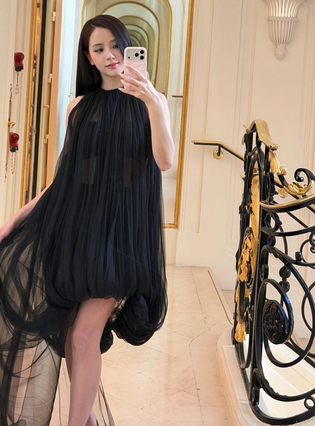 Penampilan Jisoo sontak mengundang perhatian fans di media sosial. Gaun hitam tanpa lengan itu sekilas memperlihatkan bralette dan short pants senada yang dikenakannya. Foto: dok. X
