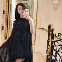 Penampilan Jisoo sontak mengundang perhatian fans di media sosial. Gaun hitam tanpa lengan itu sekilas memperlihatkan bralette dan short pants senada yang dikenakannya. Foto: dok. X