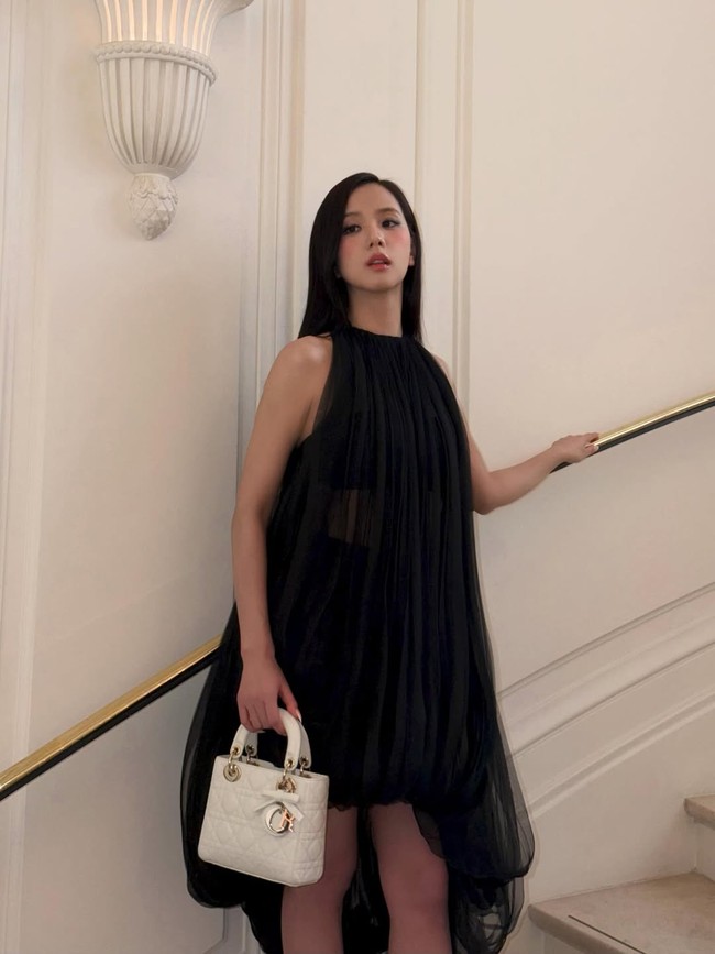 Gaun tersebut memiliki detail ekor panjang pada salah satu sisinya, menyempurnakan keanggunan visual grup BLACKPINK itu. Ia pun tampak menjinjing koleksi Lady Dior berwarna putih. Foto: dok. X