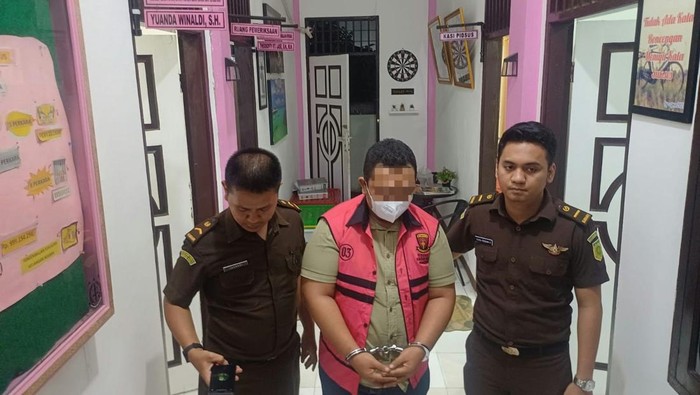 JPZ, PPK Gunungsitoli ditahan kejaksaan. (Foto: dok. Kejari Gunungsitoli)