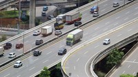 Foto udara sejumlah kendaraan melintas di ruas Tol Lingkar Luar Jakarta 2 di Cilandak, Jakarta. Pemerintah melalui Kementerian Pekerjaan Umum resmi memberlakukan diskon tarif tol hingga 30 persen di 29 ruas jalan tol selama periode arus mudik dan balik Lebaran 1447 Hijriah. ANTARA FOTO/Muhammad Iqbal