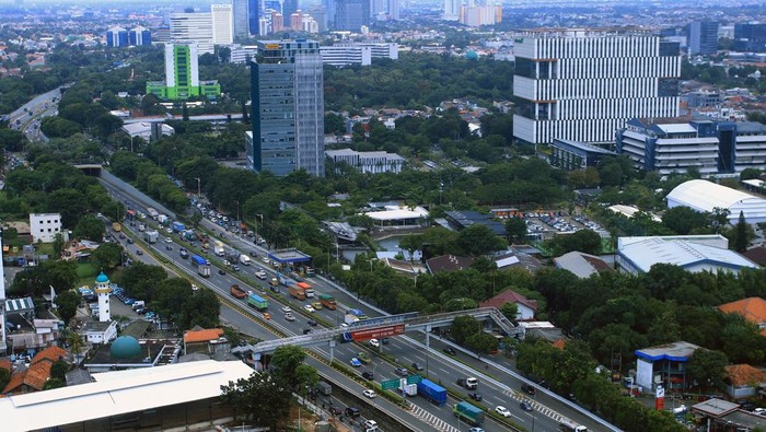 Foto udara sejumlah kendaraan melintas di ruas Tol Lingkar Luar Jakarta 2 dan ruas Tol Antasari di Cilandak, Jakarta, Selasa (3/3/2026). Kementerian Pekerjaan Umum (PU) resmi mengumumkan diskon tarif tol hingga 30 persen untuk 29 ruas jalan tol selama periode mudik Lebaran 2026/1447 H, yang bertujuan untuk mendorong masyarakat melakukan perjalanan mudik lebih awal dan mengurangi risiko penumpukan kendaraan di jalan. ANTARA FOTO/Muhammad Iqbal