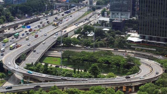 Foto udara sejumlah kendaraan melintas di ruas Tol Lingkar Luar Jakarta 2 dan ruas Tol Antasari di Cilandak, Jakarta, Selasa (3/3/2026). Kementerian Pekerjaan Umum (PU) resmi mengumumkan diskon tarif tol hingga 30 persen untuk 29 ruas jalan tol selam