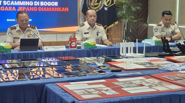 Kantor Imigrasi Kelas IA Non TPI Bogor membongkar sindikat penipuan atau scamming online yang dilakukan 13 pria berkewarganegaraan Jepang.