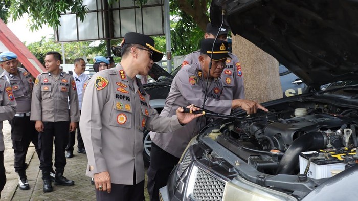 Kapolresta Banyuwangi Kombes Rofik Ripto Himawan tengah mengecek sejumlah kendaraan dinas personel Polresta Banyuwangi.