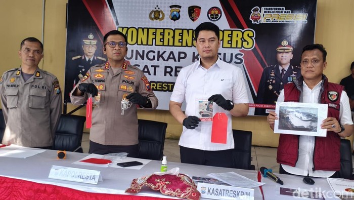 Kapolresta Sidoarjo, Christian Tobing, saat menunjukkan alat bukti