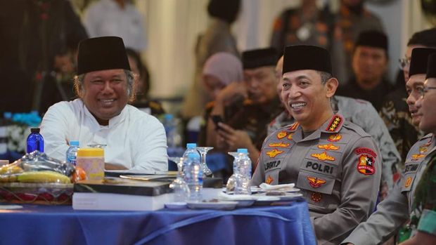 Kapolri Jenderal Listyo Sigit Prabowo Silaturahmi Ramadan ke Polda Jabar. Momen ini dimanfaatkan untuk membangun sinergitas dengan ulama hingga buruh dan ojol. (dok Polri)