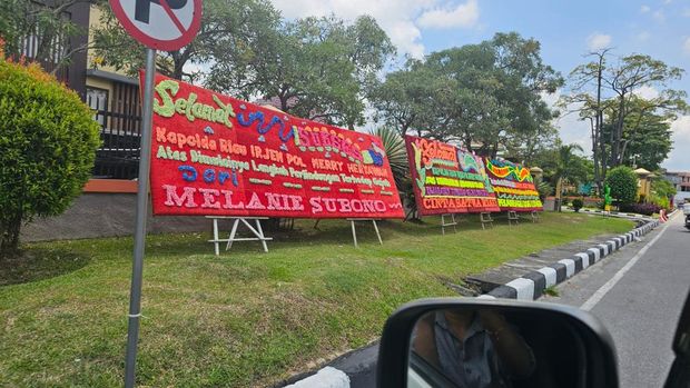 Karangan bunga membanjiri Polda Riau sebagai dukungan atas tindak tegas terhadap sindikat pemburu gajah Sumatera. Karanga bunga tersebut berjejer di halaman Polda Riau, Rabu (4/3/2026).
