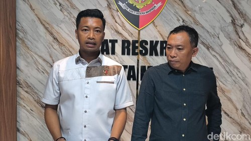 Kasatreskrim Polresta Mataram, AKP I Made Dharma Yulia Putra (kiri) dan Ketua LPA Kota Mataram, Joko Jumadi (kanan) menggelar konferensi pers terkait guru ngaji cabul di Mataram, NTB, Rabu (4/3/2026). (Foto : Abdurrasyid Efendi/detikBali).