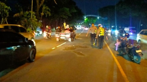 Petugas kepolisian saat melakukan olah TKP kecelakaan, Selasa (3/3/2026).