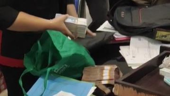 Kejaksaan Negeri (Kejari) Serang menyita uang tunai Rp 228.150.000 saat menggeledah Kantor Pertanahan (BPN) Kota Serang. (Dok Kejari Serang).