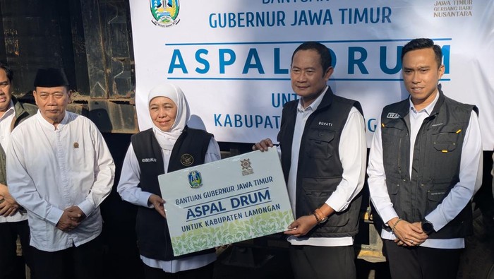 Khofifah serahkan bansos dan drum aspal ke Lamongan