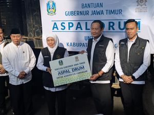 Gubernur Khofifah Serahkan Bansos Rp 7,2 M-300 Drum Aspal ke Lamongan